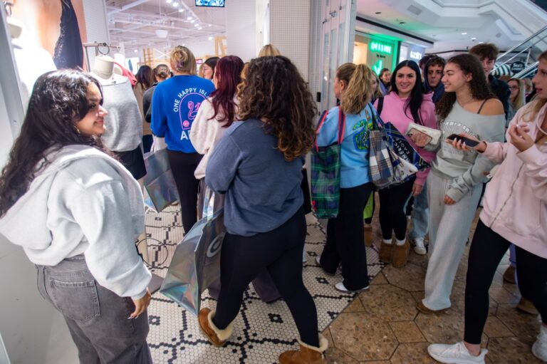 PHOTOS: Shoppers Hunt Black Friday Deals at CT Mall