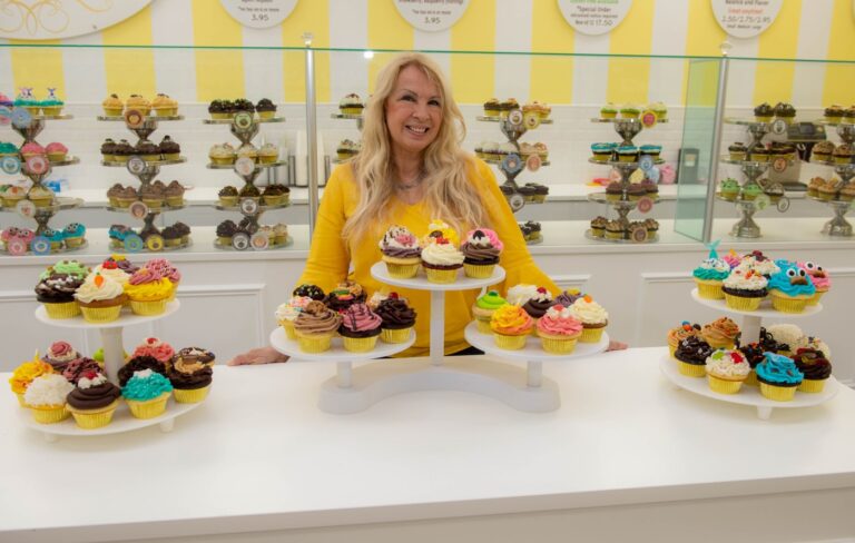 A popular CT bakery owner decides to retire. A frenzy of customers fill the store in closing days