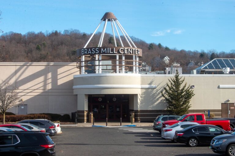 Two masked men shatter glass cases and steal $10K worth of jewelry from a CT mall