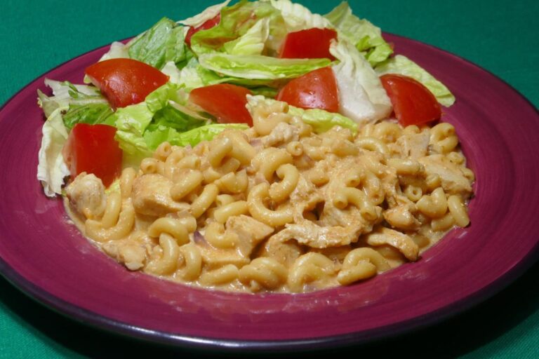 Quick Fix: Chicken mac and cheese with lettuce and tomato salad