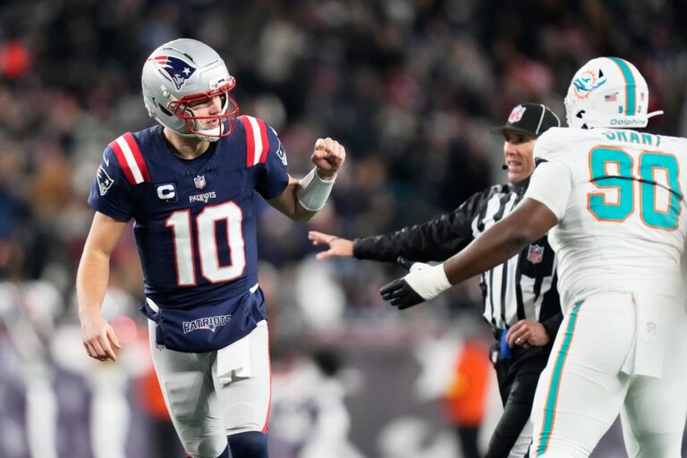 Patriots cruise past Dolphins to earn 14th win of season