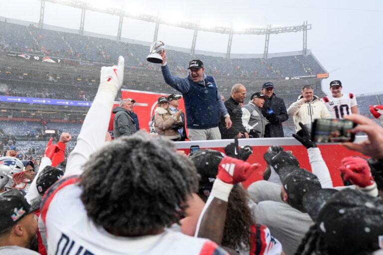 Patriots gush about Mike Vrabel’s influence as head coach deflects credit from self