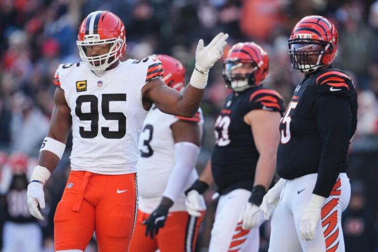 Myles Garrett gets sack No. 23 to set NFL single-season record