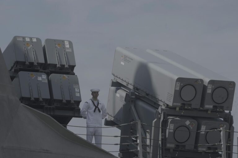 Buque de guerra de EEUU visita base naval en Camboya mejorada con ayuda de China