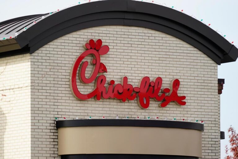 Chick-fil-A to open new CT location this week. Guests in ‘cow’ spots get a special treat