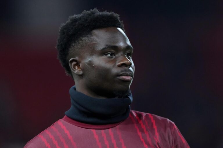 Bukayo Saka se lesiona calentando antes del partido del Arsenal contra Leeds en la Liga Premier