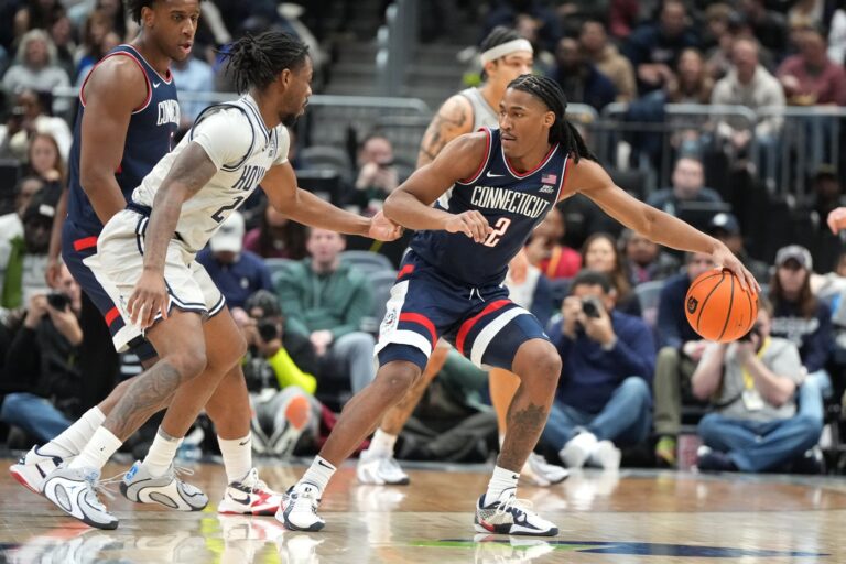 No. 3 UConn men’s basketball holds on for another tight road win, defeating Georgetown, 64-62