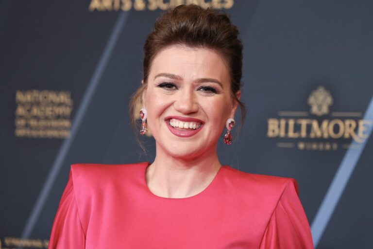 Kelly Clarkson ending talk show ‘to prioritize my kids’