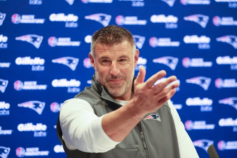 Mike Vrabel keeps it light, keeps players on their toes in legendary team meetings