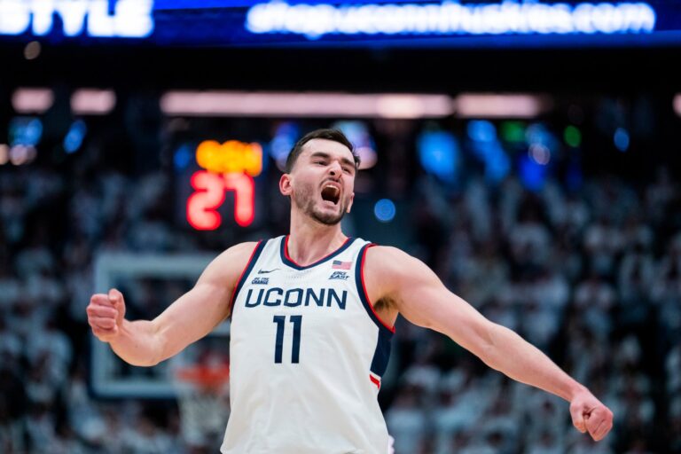 UConn lands knockout blows early in historic 72-40 Big East beatdown of St. John’s