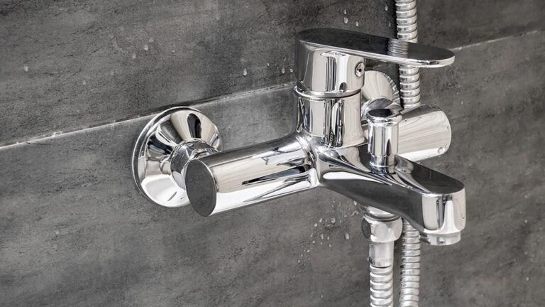 Windsor Locks hotel with no power, heat and hot water condemned, displacing 20 people